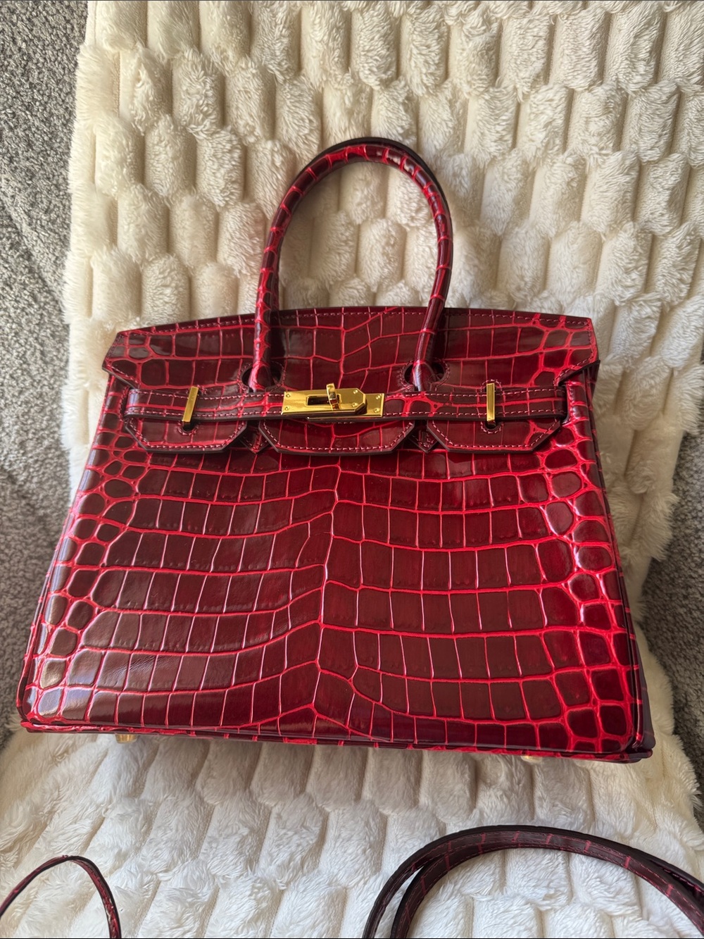 Burgundy Croc-Embossed Tote Bag with Gold Hardware, 30 cm (11.8 inches). - Picture 3 of 12